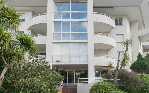 Les Terrasses du Golf: Plant, Daytime, Property, Building, Green, Window, Architecture, Vegetation, Urban Design