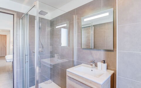 Paesu Pimpan: Mirror, Tap, Plumbing Fixture, Sink, Building, Property, Bathroom Sink, Bathroom, Wood