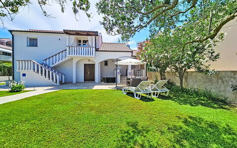 Tone: Residential Area, Home, House, Estate, Shade, Lawn, Garden, Landscaping, Hacienda, Balcony