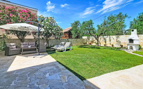 Tone: Garden, Flagstone, Lawn, Landscaping, Shade, Backyard, Yard, Estate, Walkway, Courtyard