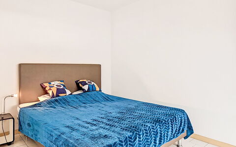 Canet-Plage 500: Furniture, Bed, Bedroom, Interior Design, Flooring, Floor, Bed Sheet, Bedding, Wood, Linens