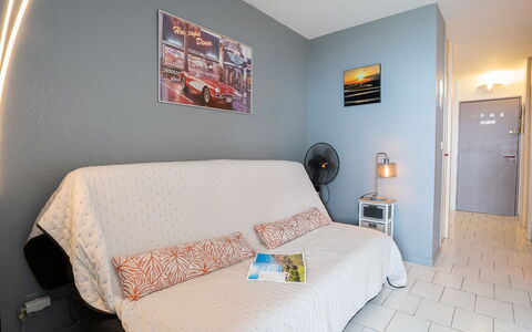 Canet-Plage 500: Property, Furniture, Comfort, Picture Frame, Wood, Interior Design, Architecture, Pillow, Floor, Bed Frame