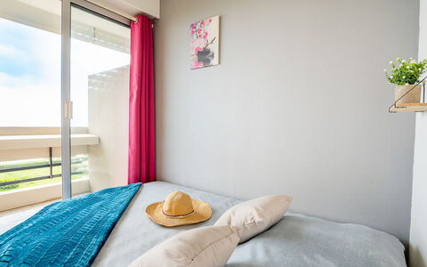 Canet-Plage 500: Comfort, Window, Wood, Plant, Textile, Interior Design, Building, Lighting, Architecture, Bed Frame