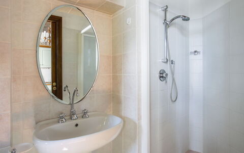 Castelfranco di Sopra 649: Mirror, Tap, Plumbing Fixture, Sink, Building, Property, Bathroom Sink, Bathroom, Lighting