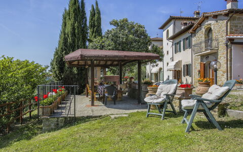 Castelfranco di Sopra 649: Plant, Sky, Property, Building, Table, Window, Tree, House, Outdoor Furniture, Leisure