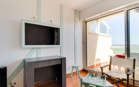 Les Jardins de la Plage: Room, Furniture, Property, Interior Design, Living Room, Building, House, Table, Floor, Wall