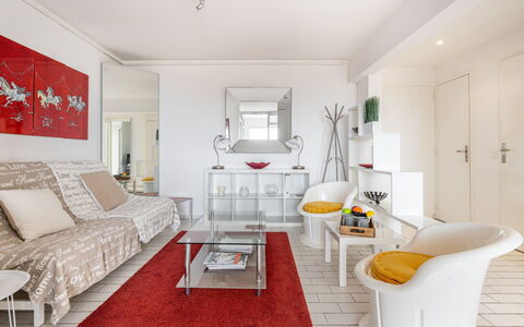 Soleil Bleu: Furniture, Picture Frame, Couch, Table, Comfort, Building, Interior Design, Floor, Flooring, Lamp