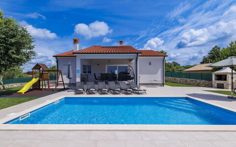 Villa Veli Vrt: Cloud, Sky, Plant, Water, Property, Swimming Pool, Blue, Azure, Building, Tree