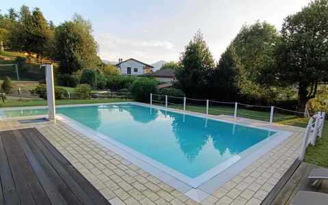 Luino 400: Water, Sky, Water Resources, Plant, Property, Swimming Pool, Building, Tree, Shade, Rectangle