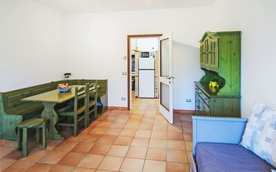 Residenza Agrifoglio 400.16: Interior Design, Flooring, Ceiling, Floor, Furniture, Room, Wood Stain, Couch, Hardwood, Living Room