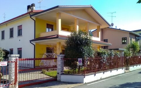 Bonatti: Plant, Sky, Building, Window, House, Neighbourhood, Residential Area, Fence, Door