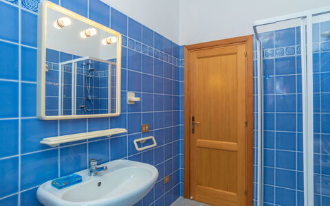 Turriga: Plumbing Fixture, Mirror, Tap, Sink, Building, Bathroom Sink, Bathroom, Blue, Purple, Azure