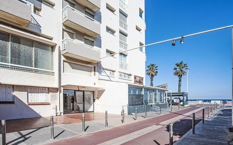 Ajoupa: Apartment, Balcony, Chair, Shade, Outdoor Furniture, Daylighting, Aluminium