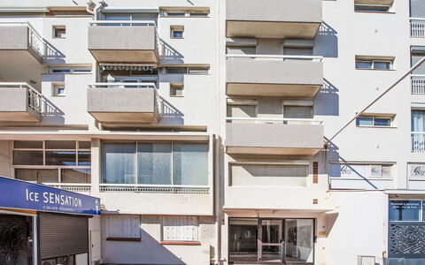 Ajoupa: Apartment, Balcony, Chair, Shade, Outdoor Furniture, Daylighting, Aluminium