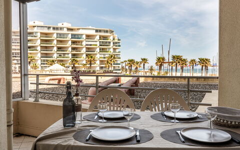 Canet-Plage 650: Table, Sky, Tableware, Furniture, Property, Building, Chair, Window, Dishware, Cloud