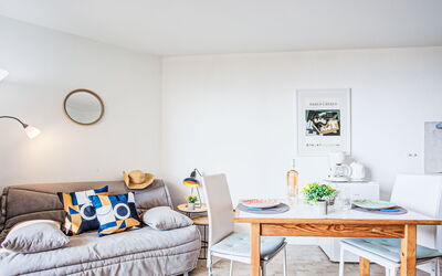 Accommodation:&nbsp;Le Beach 650.26