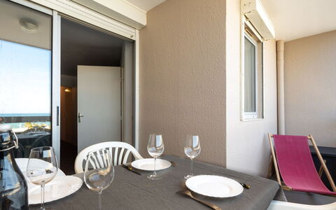 Canet-Plage 670: Table, Furniture, Property, Chair, Building, Wood, Interior Design, Architecture, Comfort