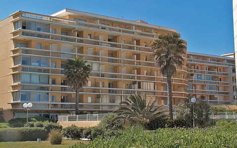 Canet-Plage 690: Plant, Sky, Building, Property, Window, Tree, Tower Block, Vegetation, Urban Design, Condominium