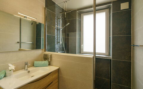 L'Atlantique: Mirror, Tap, Property, Plumbing Fixture, Sink, Bathroom, Window, Interior Design, Bathroom Sink, Wood