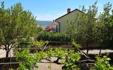 Kraljic: Plant, Sky, Plant Community, Natural Landscape, Cottage, Land Lot, House, Building, Grass, Neighbourhood
