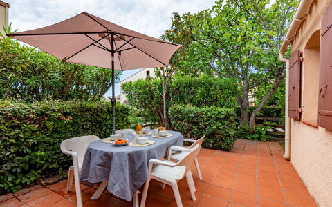 Le Hameau des Capellans: Plant, Table, Property, Furniture, Sky, Outdoor Table, Outdoor Furniture, Shade, Cloud, Window