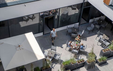Typ 2 All Suite Innallfi 6P: Building, Plant, Urban Design, Facade, Leisure, Condominium, City, Roof, Shade, Mixed-Use