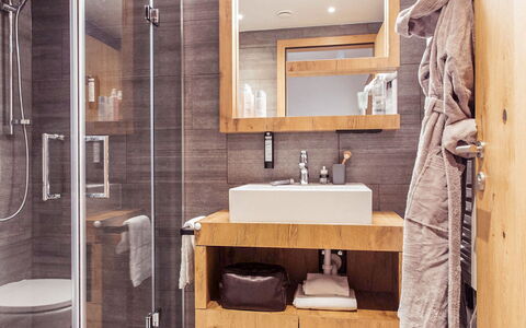 Typ 2 All Suite Innallfi 6P: Brown, Mirror, Tap, Sink, Plumbing Fixture, Property, Bathroom Sink, Bathroom, Building, Wood