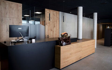 Typ 2 All Suite Innallfi 6P: Automotive Design, Wood, Flooring, Floor, Cabinetry, Hardwood, House, Living Room