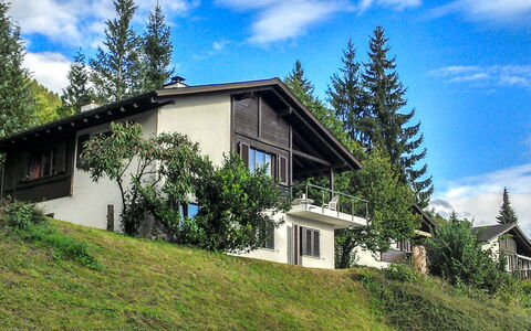 Gommiswald: Cloud, Sky, Plant, Building, Window, Tree, Natural Landscape, House, Land Lot, Slope