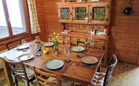Gommiswald: Furniture, Flooring, Table, Interior Design, Wood, Chair, Dining Room, Kitchen & Dining Room Table, Floor, Lighting
