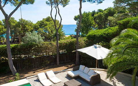 La Gargouille: Property, Plant, Building, Sky, Furniture, Tree, Azure, Shade, Outdoor Furniture, Swimming Pool
