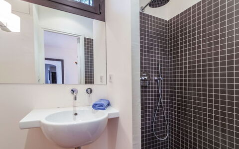 La Gargouille: Mirror, Plumbing Fixture, Tap, Sink, Property, Bathroom Sink, Purple, Bathroom, Window, Black