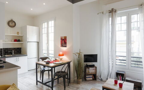 Le Paganini: Furniture, Property, Table, Window, Interior Design, Wood, Building, Couch, Living Room