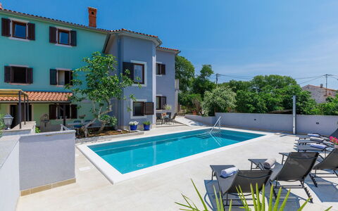 Anita: Water, Plant, Building, Daytime, Property, Sky, Swimming Pool, Azure, Tree, Body Of Water
