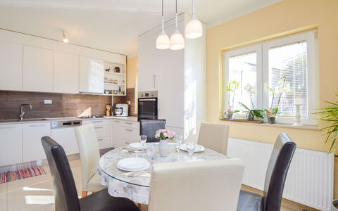 Sunce: Furniture, Property, Table, Chair, Plant, Cabinetry, Building, Houseplant, Window, Interior Design