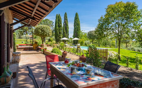 Villa Luana: Plant, Sky, Daytime, Property, Building, Green, Flower, Flowerpot, Houseplant, Table
