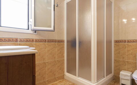 Fontibre: Mirror, Property, Bathroom Cabinet, Window, Bathroom, Building, Sink, Wood, Shower Door