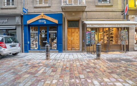 Saint Malo 197: Window, Wheel, Door, Car, Road Surface, Building, Vehicle, Road