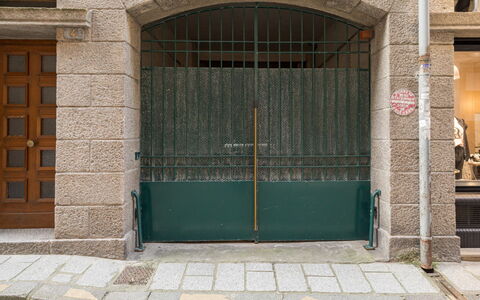 Saint Malo 197: Door, Road Surface, Wood, Building, Brick, Composite Material, Sidewalk, Symmetry