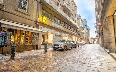 Saint Malo 197: Wheel, Car, Vehicle, Building, Window, Infrastructure, Road Surface, Flooring