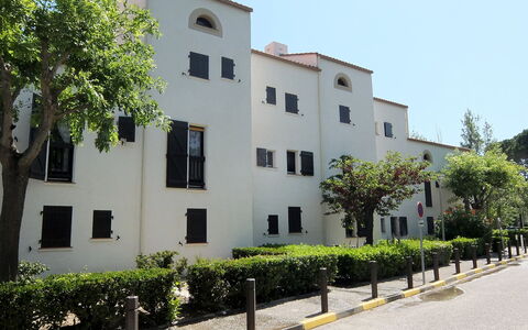 Port D'Attache: Plant, Building, Property, Window, Sky, Tree, Urban Design, House, Wall, Residential Area