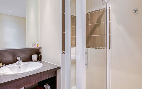 Les Hauts de Port Mer: Mirror, Tap, Sink, Bathroom Sink, Building, Plumbing Fixture, Bathroom, Interior Design, House