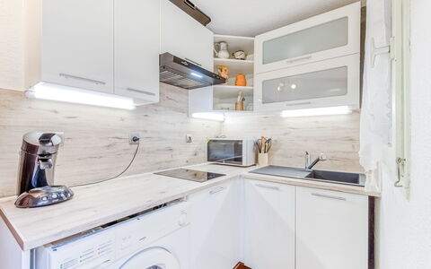 Cavalaire 700: Tap, Cabinetry, Countertop, Kitchen Sink, Kitchen Appliance, Automotive Design, Building, Plumbing Fixture, Kitchen, Interior Design