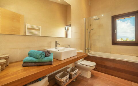 Son Bordoi: Mirror, Property, Plumbing Fixture, Bathroom, Sink, Building, Tap, Interior Design, Wood, Comfort