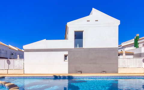 Dénia 836: Water, Sky, Property, Blue, Building, Swimming Pool, Azure, Leisure, Real Estate, Composite Material