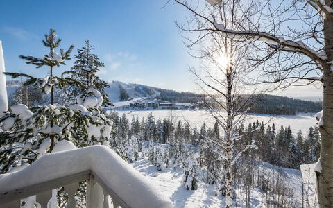 Aurinkoalppi 11A Paritalon Yläkerta: Sky, House, Architecture, Landscape, Home, Roof, Rural Area, Plain, Cottage, Slope