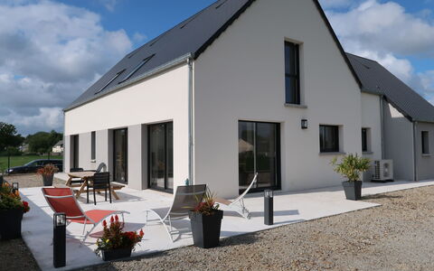 Bollevilla: Cloud, Sky, Plant, Building, Window, Shade, Interior Design, Land Lot, House, Cottage