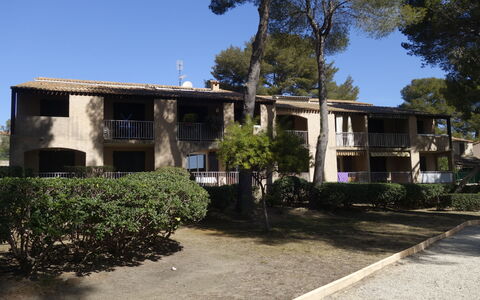 Saint Cyr sur Mer les Lecques 255: Plant, Sky, Building, Property, Window, Tree, Architecture, Land Lot, House, Neighbourhood