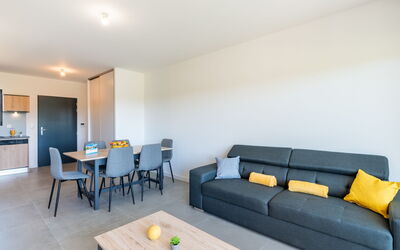 Stanatura 112.3: Table, Couch, Furniture, Building, Interior Design, Studio Couch, Living Room, Comfort, House, Floor