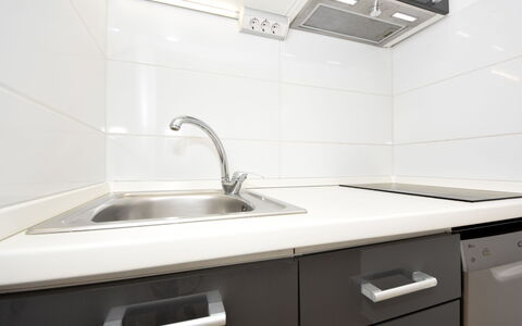 Vir 127: Tap, Kitchen Sink, Sink, Cabinetry, Countertop, Property, Plumbing Fixture, White, Kitchen, Interior Design